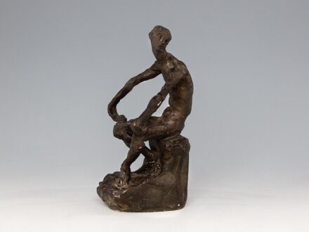 Pátzay Pál_x000D_
(Kapuvár, 1896 - Budapest, 1979)_x000D_
Ülő férfi_x000D_
gipsz_x000D_
Jelezve a talapzaton: Pátzay 1916._x000D_
M.: 27 cm