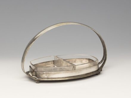 Jugendstil kínáló_x000D_
Ezüstözött alpakka, fúvott és csiszolt, színtelen üvegbetétekkel. Ezüstözése kopott._x000D_
Jelzetlen, 1905 körül._x000D_
M.: 29 × 15 × 18 cm
