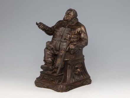 Asztali dohánytartó_x000D_
Figurális öntöttvas. Hiányos._x000D_
Német, XIX. század vége._x000D_
M.: 27 cm