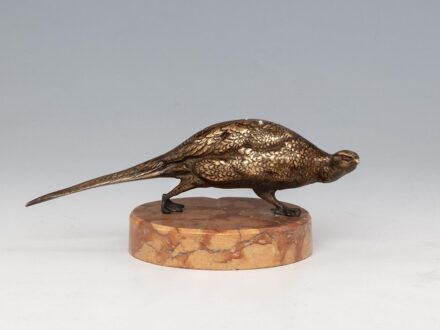 Kisplasztika - Fácán_x000D_
Öntött, patinázott bronz, márvány talpon._x000D_
1900 körül._x000D_
H.: 16,5 cm