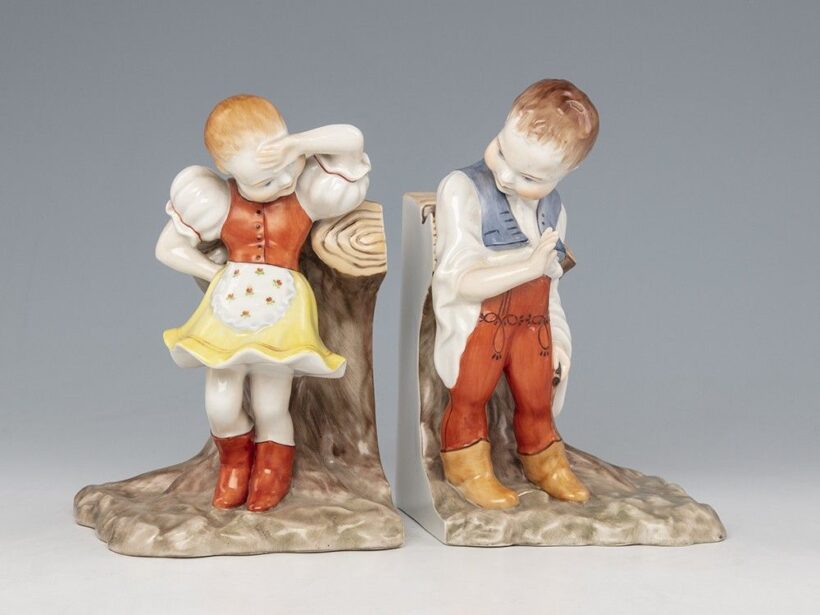 Herendi könyvtámasz-pár_x000D_
Színesen festett porcelán. Kisfiú egyik keze restaurált._x000D_
Alján jelzett: masszába nyomott koronás márkajelzés és 5484-es formaszám, valamint kékkel bélyegzett, datált gyári jegy._x000D_
Herend, 1947._x000D_
M.: 19 cm