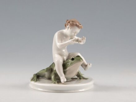 Rosenthal kisplasztika - Békán lovagló puttó_x000D_
Színesen festett porcelán._x000D_
Alján jelzett: bélyegzett zöld márkajelzés._x000D_
Selb, Rosenthal, 1920 körül._x000D_
M.: 11 cm