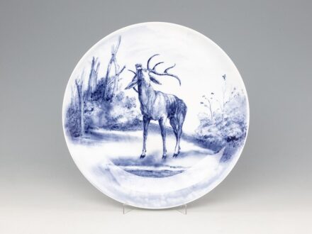 Zsolnay dísztál_x000D_
Színesen festett porcelán, öblében bőgő szarvasbika ábrázolásával. Kapás Nagy Mihály művészjelzéssel._x000D_
Hátoldalán jelzett: zölddelbélyegzett márkajelzés._x000D_
Zsolnay, Pécs, 1930 körül._x000D_
Átm.: 29,5 cm_x000D_