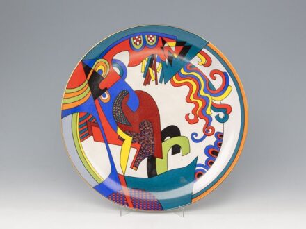 Falitál_x000D_
Színesen festett és aranyozott porcelán._x000D_
Hátoldalán jelzett: bélyegzett márkajelzés Hollóháza Szász-Stúdió 1979._x000D_
Exclusive Porcelán Szász-Stúdió Hollóháza Limited Edition_x000D_
Catalog: 301600400._x000D_
Átm.: 30,8 cm