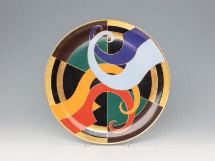Falitál_x000D_
Színesen festett és aranyozott porcelán._x000D_
Hátoldalán jelzett: bélyegzett márkajelzés Hollóháza Szász-Stúdió 1979._x000D_
Átm.: 30,5 cm