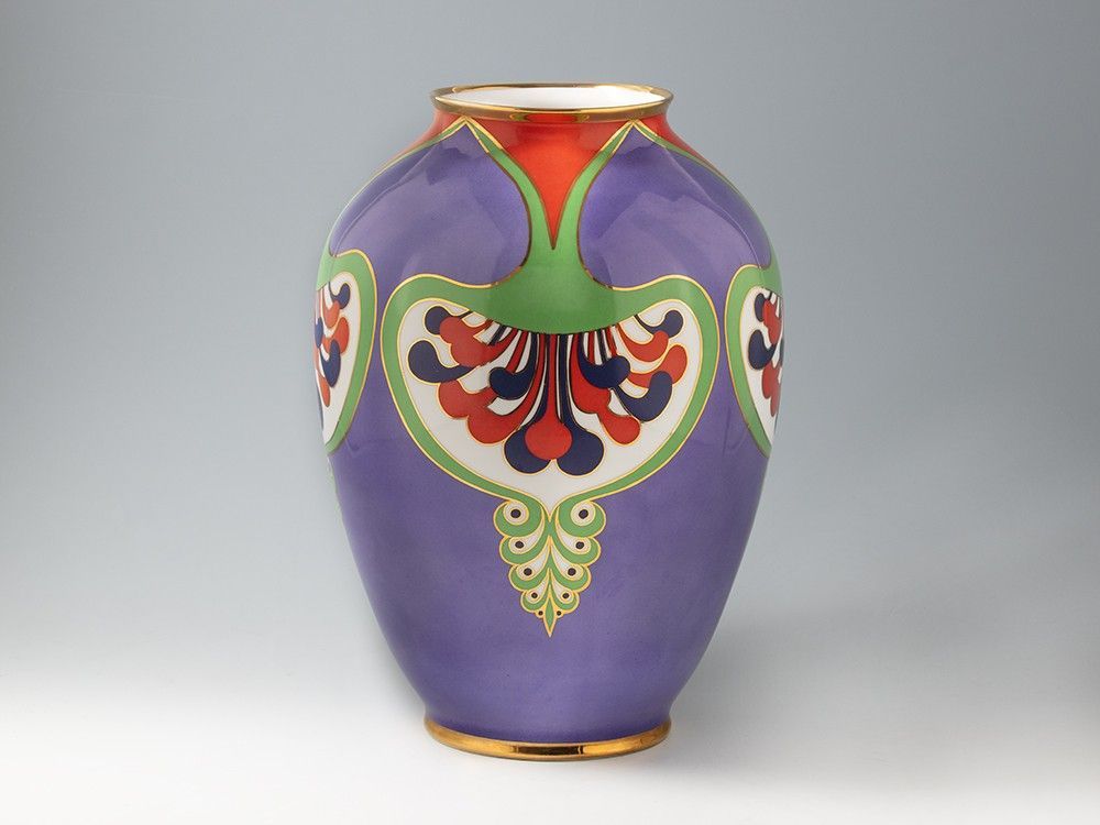 Díszváza_x000D_
Színesen festett és aranyozott porcelán._x000D_
Alján jelzett: bélyegzett márkajelzés Hollóháza Szász-Studió 1979._x000D_
Kísérleti darab Szász-Studió Hollóháza._x000D_
M.: 38 cm