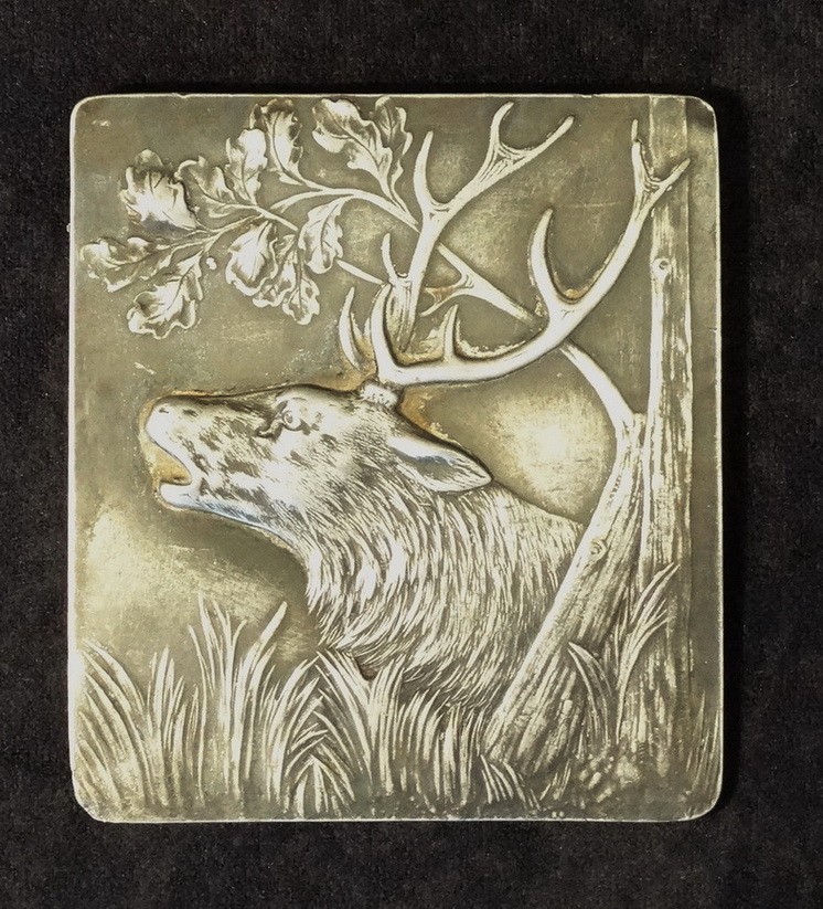 Doboztető zsanérral, szarvas