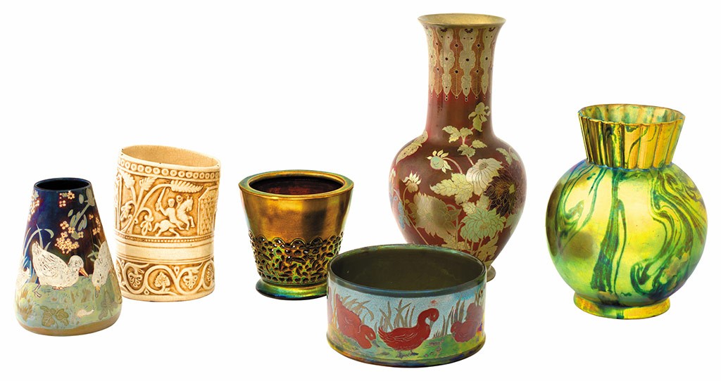 Tárgyegyüttes. 1: Kacsás váza, Zsolnay, 1920-as évek; 2: Edény az Old ivory sorozatból, Zsolnay, 1880-as évek vége; 3: Áttört virágtartó edény, Zsolnay, 1920-as évek vége; 4. Kacsás tálka, Zsolnay, 1920 körül; 5: Váza, krizantémos díszítéssel, Zsolnay, 19