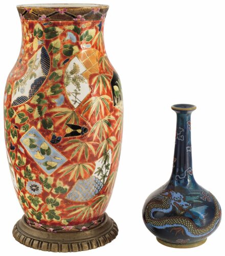 Tárgyegyüttes: 1. Váza, fémszerelékkel, japonizáló festéssel, Fischer Emil, 1900-as évek eleje; 2. Kinaizáló, sárkányos váza, Fischer Emil, 1900-as évek eleje