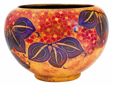 Virágtartó edény, levél-és virágmintás dekorral, Zsolnay, 1910; Dekorterv: Jakó Géza Tervezés és kivitelezés: 1910