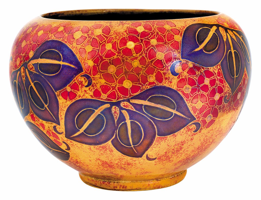 Virágtartó edény, levél-és virágmintás dekorral, Zsolnay, 1910; Dekorterv: Jakó Géza Tervezés és kivitelezés: 1910