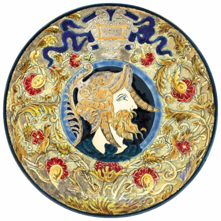 Falitál, közepén sisakos harcos portréjával, a szélén virágdíszítéssel, Zsolnay, 1881; Dekorterv: Klein Ármin