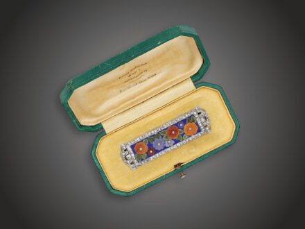 Melltű art deco Paltscho dobozában