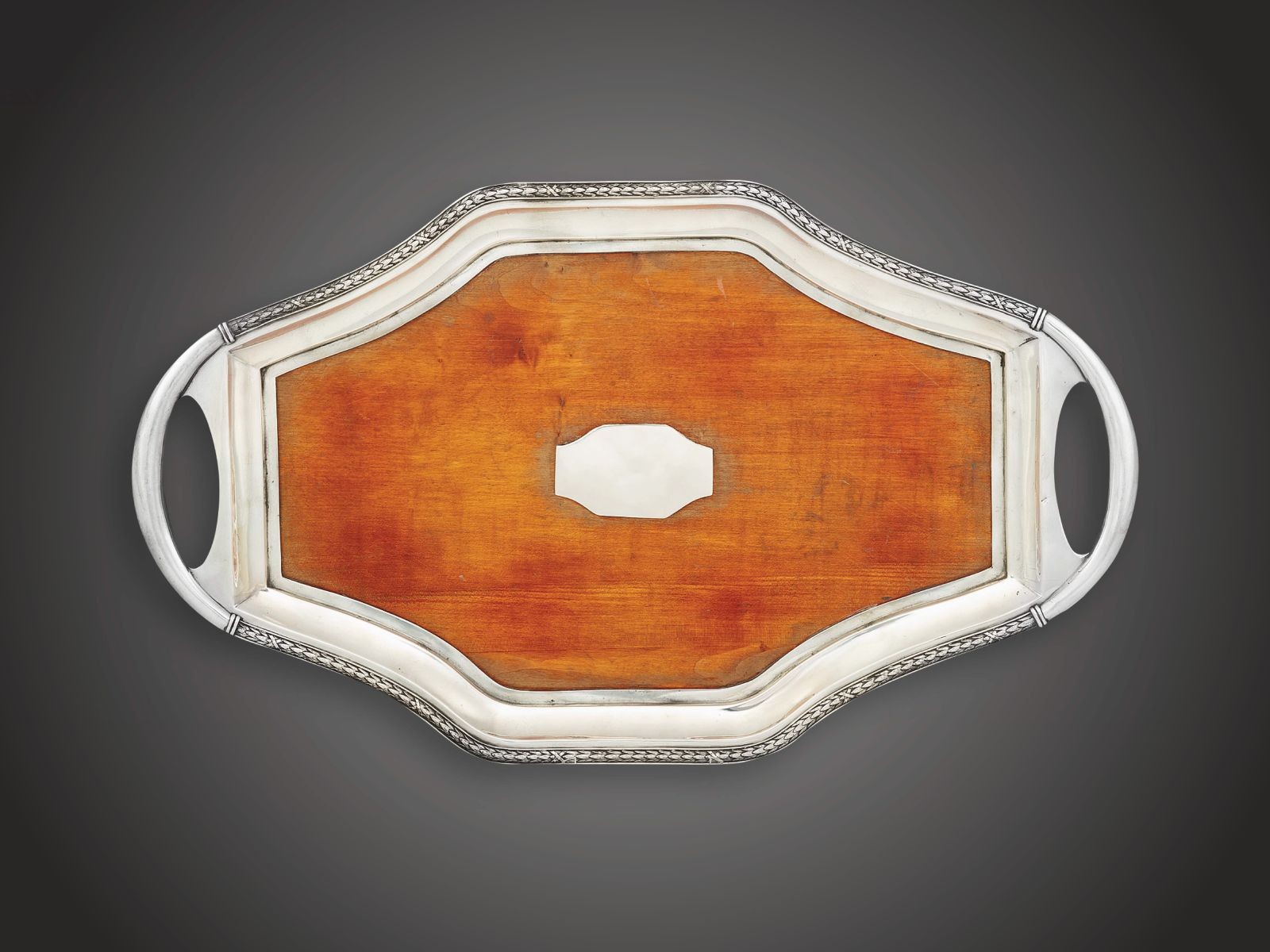 Historizáló szervíztálca