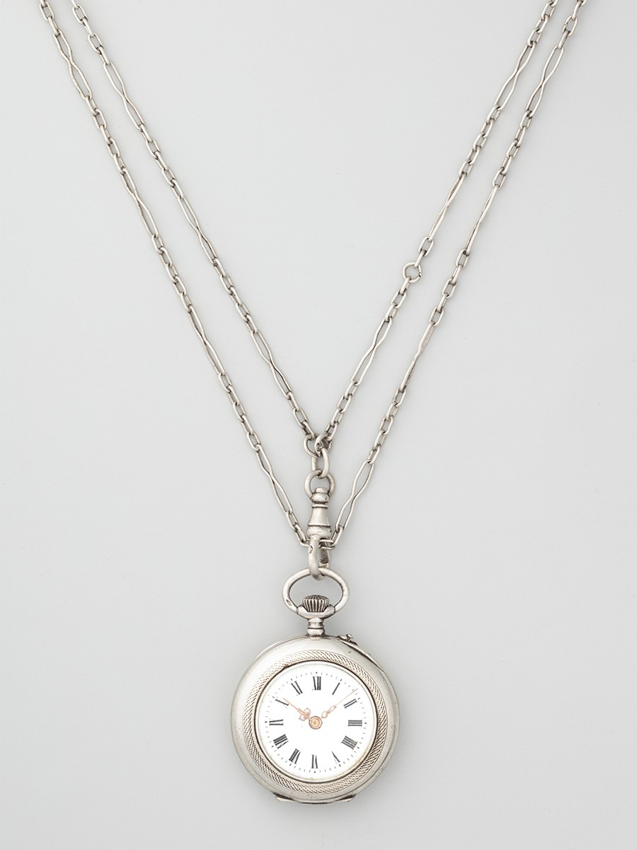 Lánc függőórával