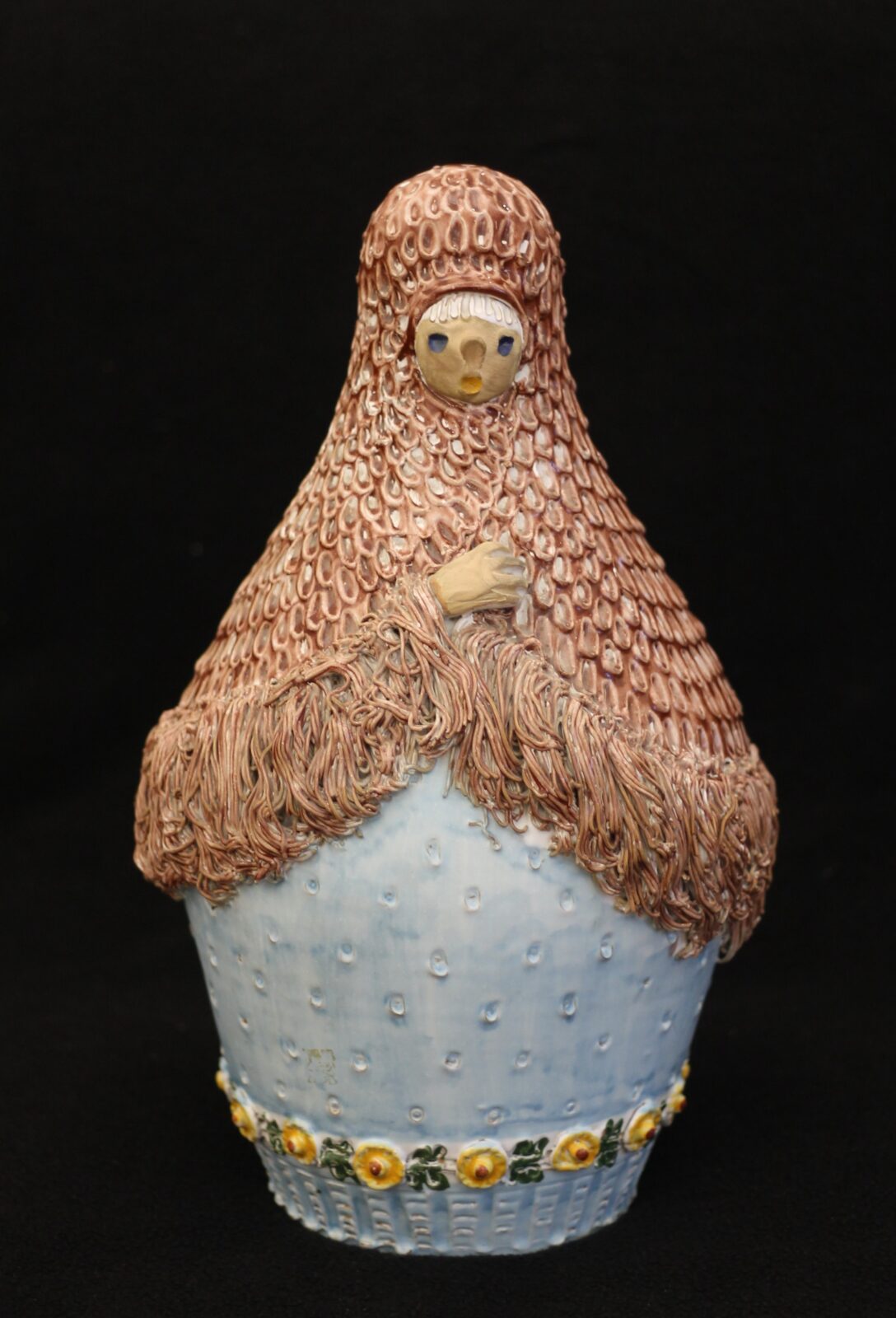 Ismeretlen magyar kerámikus: Kék ruhás, barna vállkendős lány