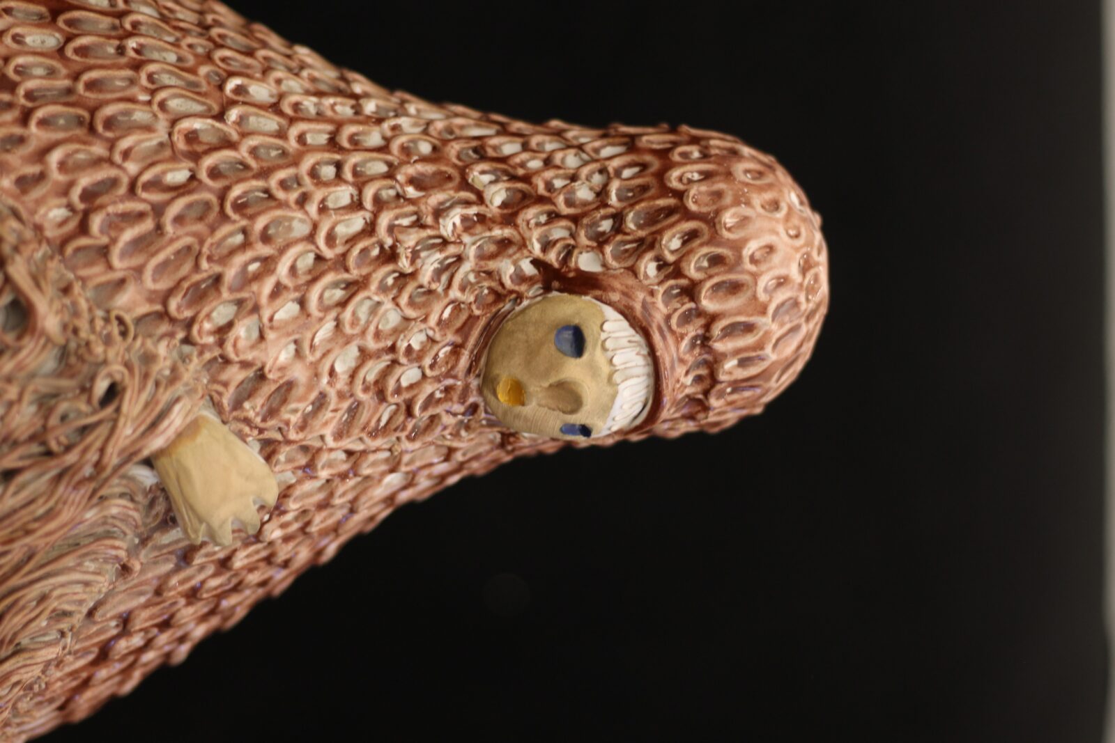 Ismeretlen magyar kerámikus: Kék ruhás, barna vállkendős lány - Image 2