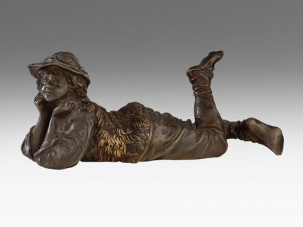 Ismeretlen osztrák szobrász, 1900 körül - Pihenő pásztorlegény
Öntött, patinázott, hidegen festett bronz. Festése kopott.
Jelzés nélkül.
Ausztria, 1900 körül.
M.: 21,5 × 8,5 × 8,5 cm