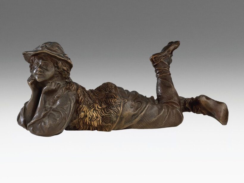 Ismeretlen osztrák szobrász, 1900 körül - Pihenő pásztorlegény
Öntött, patinázott, hidegen festett bronz. Festése kopott.
Jelzés nélkül.
Ausztria, 1900 körül.
M.: 21,5 × 8,5 × 8,5 cm