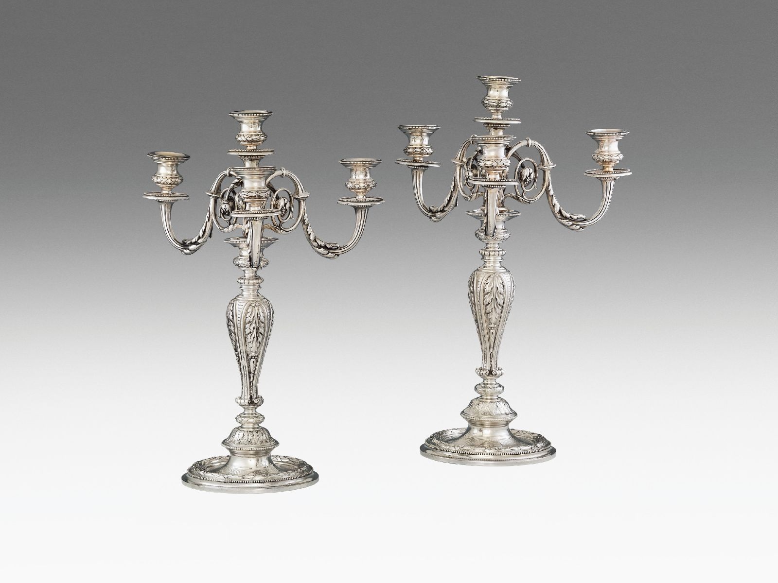 Historizáló kandeláber-pár
Ezüst, 2770 g.
Bécs, XIX. század vége, Würbel & Czokally, valamint Bacruch forgalmazói jelzéssel.