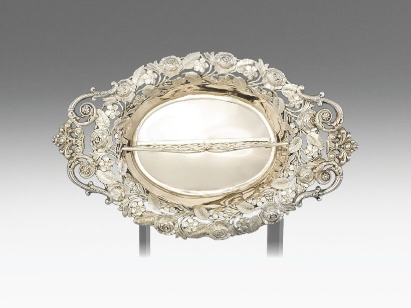 Biedermeier desszertes tálka
Ezüst, 183 g. Bécs, 1850.