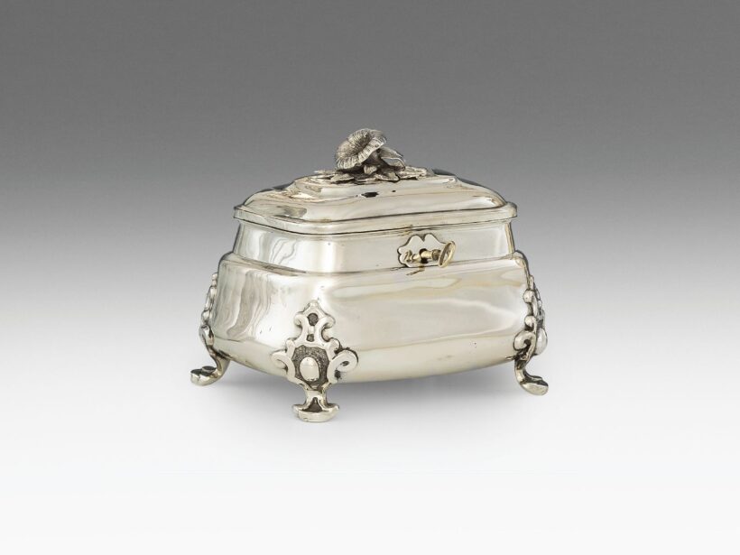 Bécsi biedermeier cukordoboz ezüst 553 g.
Bécs, 1858., Ignaz Kirsch.