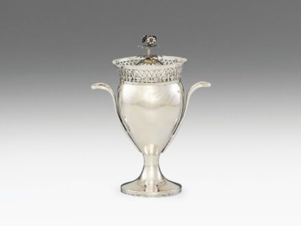 Empire cukorurna
Ezüst, 557 g. Bécs, 1816., Carl Blasius