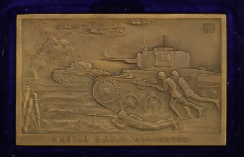 Berán Lajos, Berán Nándor műhelyében készült: Harctéri jelenet (tank, repülő, katonák) Magyar Királyi Honvédség, 1942., díszdobozban - Image 2
