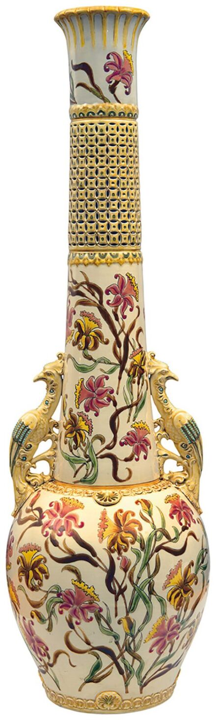 Zsolnay: Pávás óriásváza, a „Halhólyag”-sorozatból, Zsolnay, 1890 Porcelánfajansz, plasztikus rátétekkel, a nyak egy része duplafalú,
áttörten díszített. Az elefántcsont színű alap aranykontúrok között
magas tüzű, színes mázakkal festett.