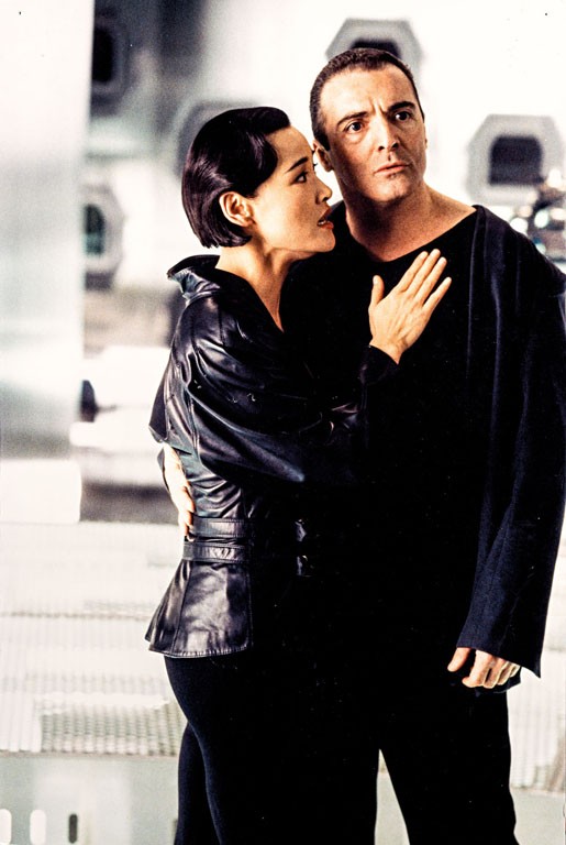 Armand Assante és Joan Chen a "Judge Dredd" című filmben