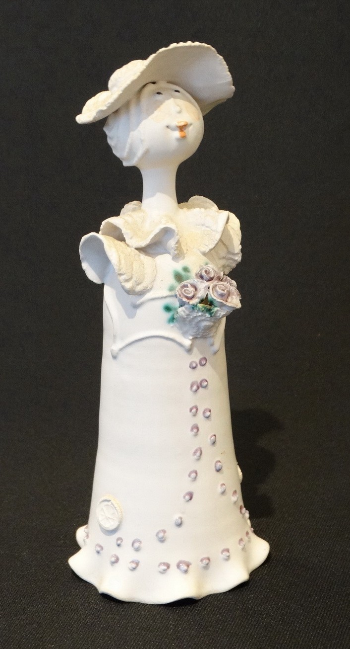 Zákány Eszter (1943 - 2006): Hölgy kalapban virággal (csengő)