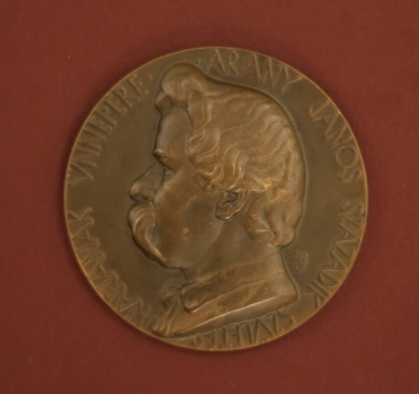 Beck Ö.Fülöp (1873 - 1945): Arany János emlékérem/ho. Toldi alakja, vert bronzérem, foltos,  65 mm - Image 2