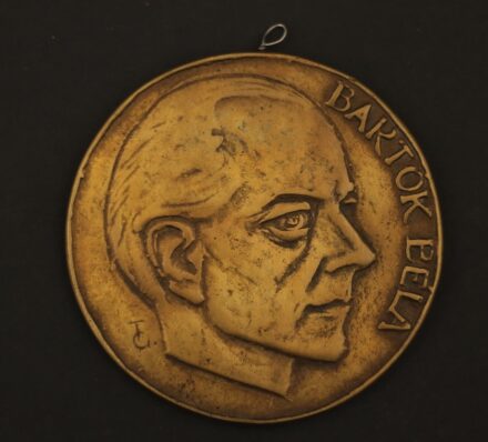 Tőrös Gábor (1934): Bartók érem, bronz, hátoldali peremnél átfúrva,  108 mm