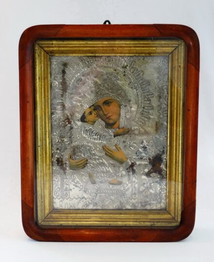 Ikon dobozban, Istenanya