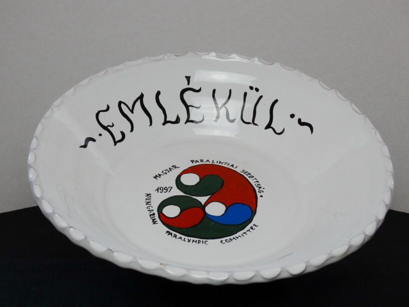 Emlék falitál (Göncz Árpádnak dedikálva)