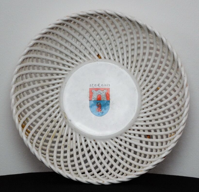 Áttört szerencsi címeres tál