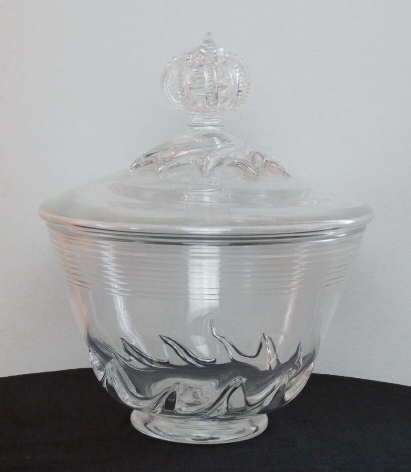 Zöld art deco talpas kínáló kis lepattanással