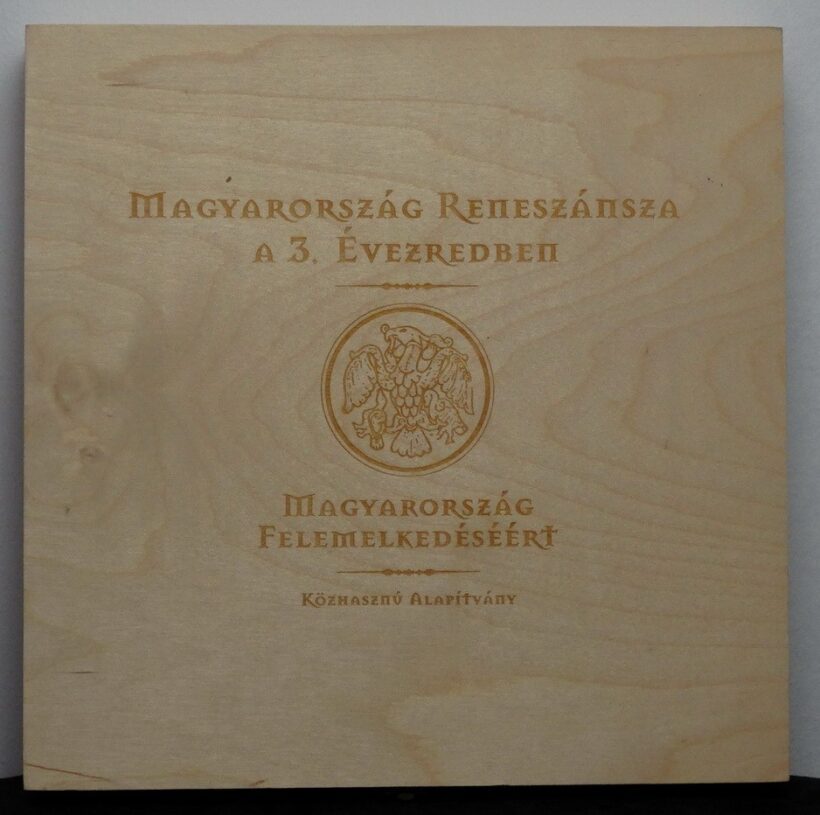 Plakett koronával díszdobozban