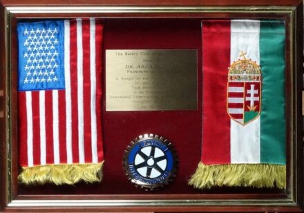Amerikai és magyar zászlók Göncz Árpád részére, Rotary klub 1991