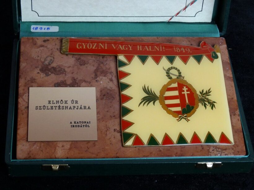 Magyar történelmi zászló 1948-49 szabadságharc  (Göncz Árpádnak dedikálva)