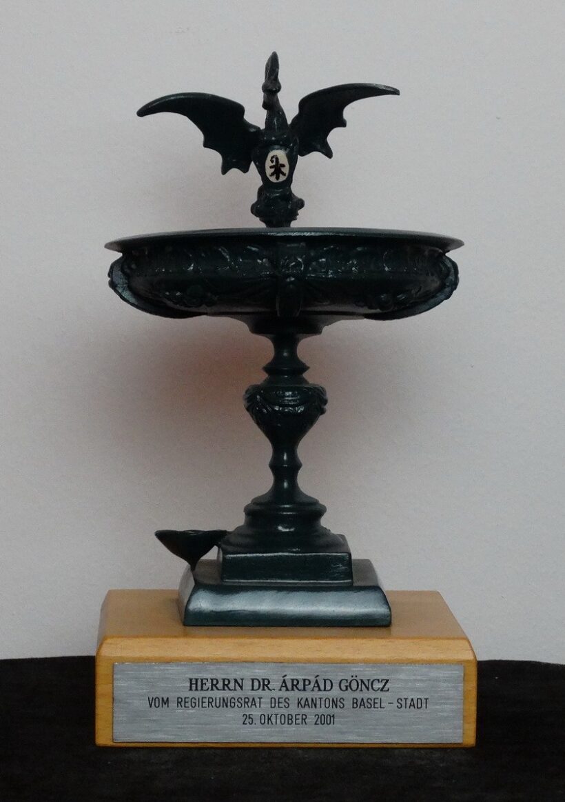 Bázeli kantonból, Szökőkút madárral 2001 (Göncz Árpádnak dedikálva)