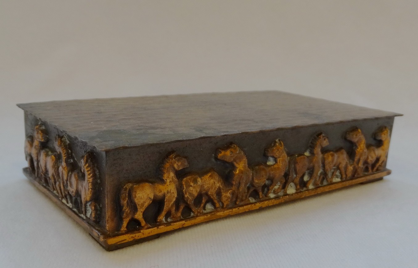 Szécsi István (1985-1992): Domborműves díszdoboz fa betéttel