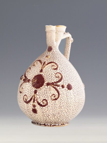 Zsolnay díszkorsó
, Sikorski Tádé formaterve, Zsolnay Teréz dekorjával kivitelezve. Zsolnay, Pécs, 1882.