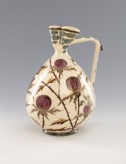 Zsolnay díszkorsó
, Sikorski Tádé formaterve és Zsolnay Júlia dekorterve.
 Zsolnay, Pécs, 1883.