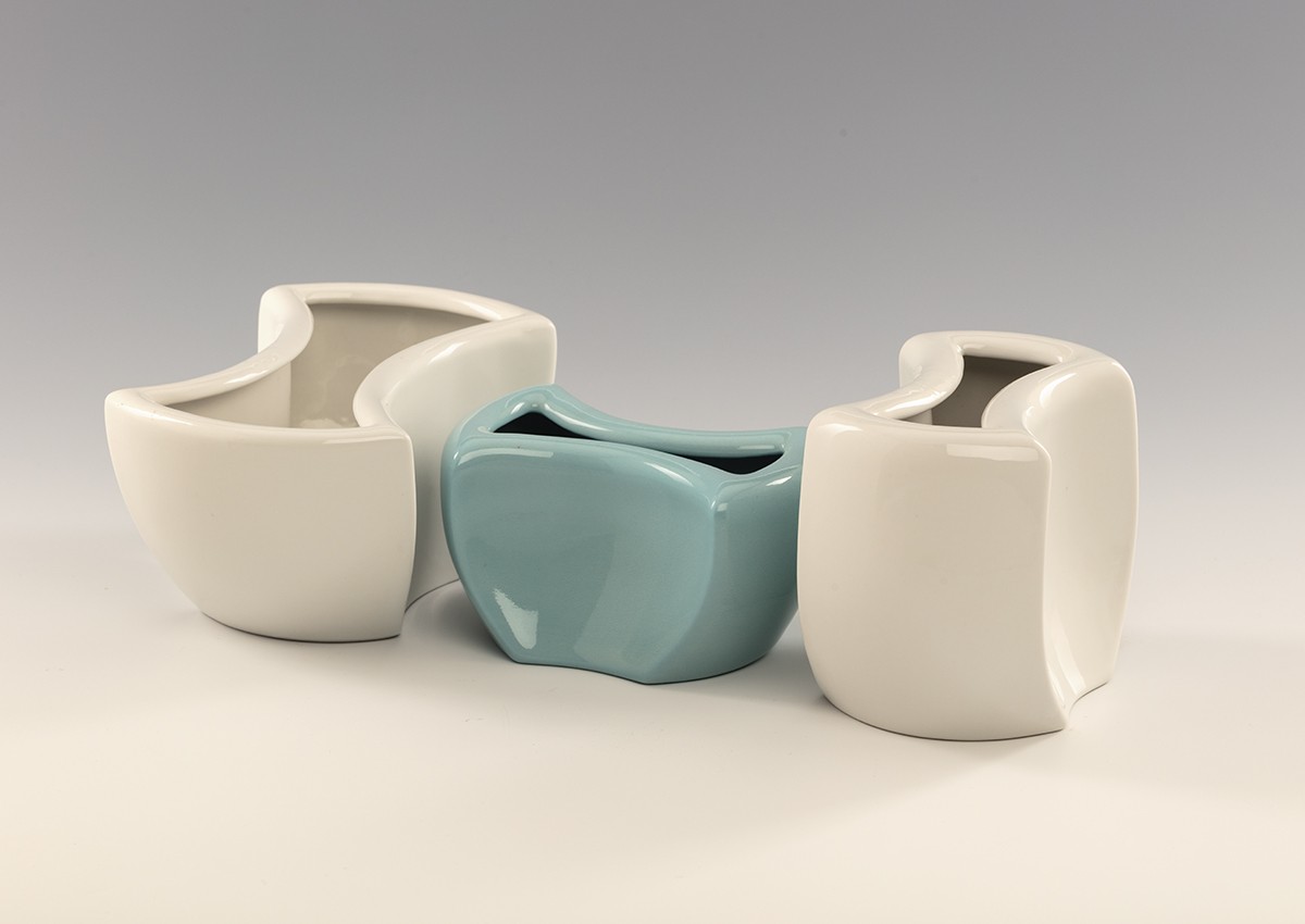 Zsolnay „Kis varia' vázacsalád
, T. Surányi Anna modellje, 1983.