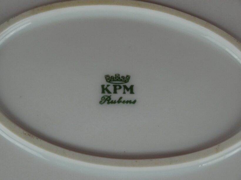 Étkészlet, KPM Rubens fantázianév, piros-arany festéssel (4 tálaló, 6 kistányér, 7 süteményes, 12 nagytányér, cukortartó, só-borstartó, fűszertartó) - Image 2
