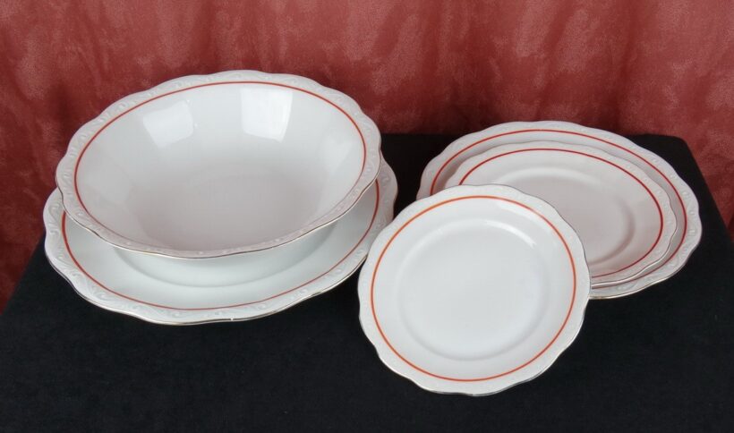 Étkészlet, KPM Rubens fantázianév, piros-arany festéssel (4 tálaló, 6 kistányér, 7 süteményes, 12 nagytányér, cukortartó, só-borstartó, fűszertartó) - Image 3