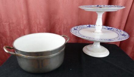 Konyhai tárgyak, 2db, tortatál, fém edény porcelán betéttel