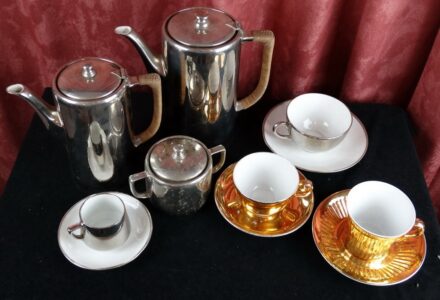 Teás, kávés készlet tálakkal, 30db ezüst, 23db arany színű porcelán vegyesen, kopott