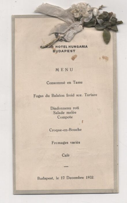 Menükártya. A Grand Hotel Hungaria francia nyelvű menűkártyája 1932-ből. Menükártya. A Grand Hotel Hungaria francia nyelvű menűkártyája 1932-ből.